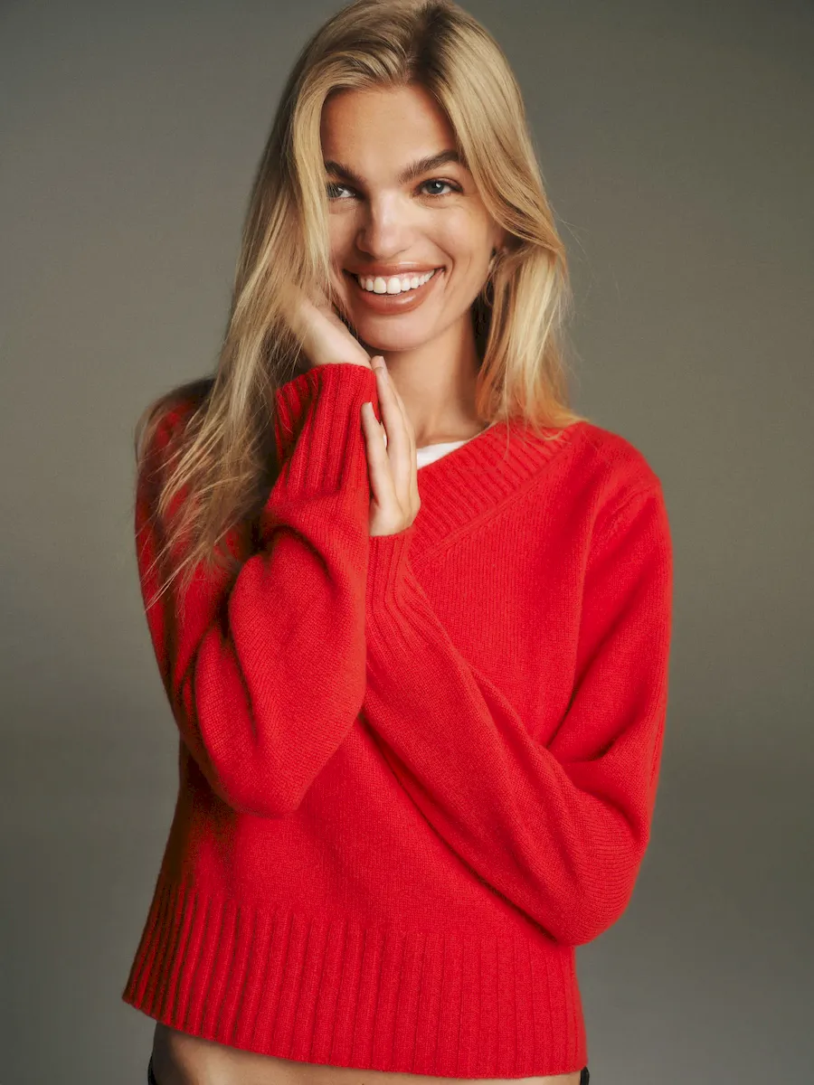 Dulce Cashmere V-neck Sweater - Image 2