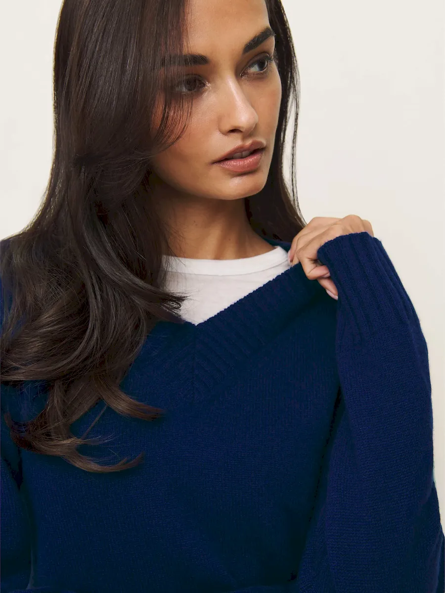 Dulce Cashmere V-neck Sweater - Image 4